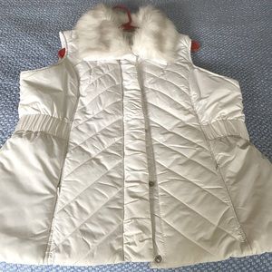 Ladies white winter vest with artificial fur.